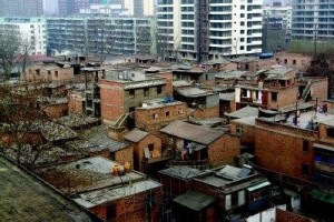 如何处理危房问题以确保居住安全？这些措施对社区管理有何启示？