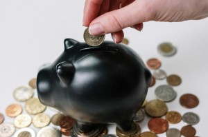 如何评估中金黄金的市场表现？这种市场表现对行业有何影响？