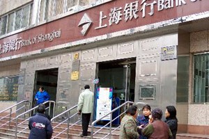 银行外汇交易的交易策略与市场波动应对？