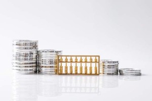 如何在投资选择中合理评估混合基金费率？这些费率对投资收益有何影响？