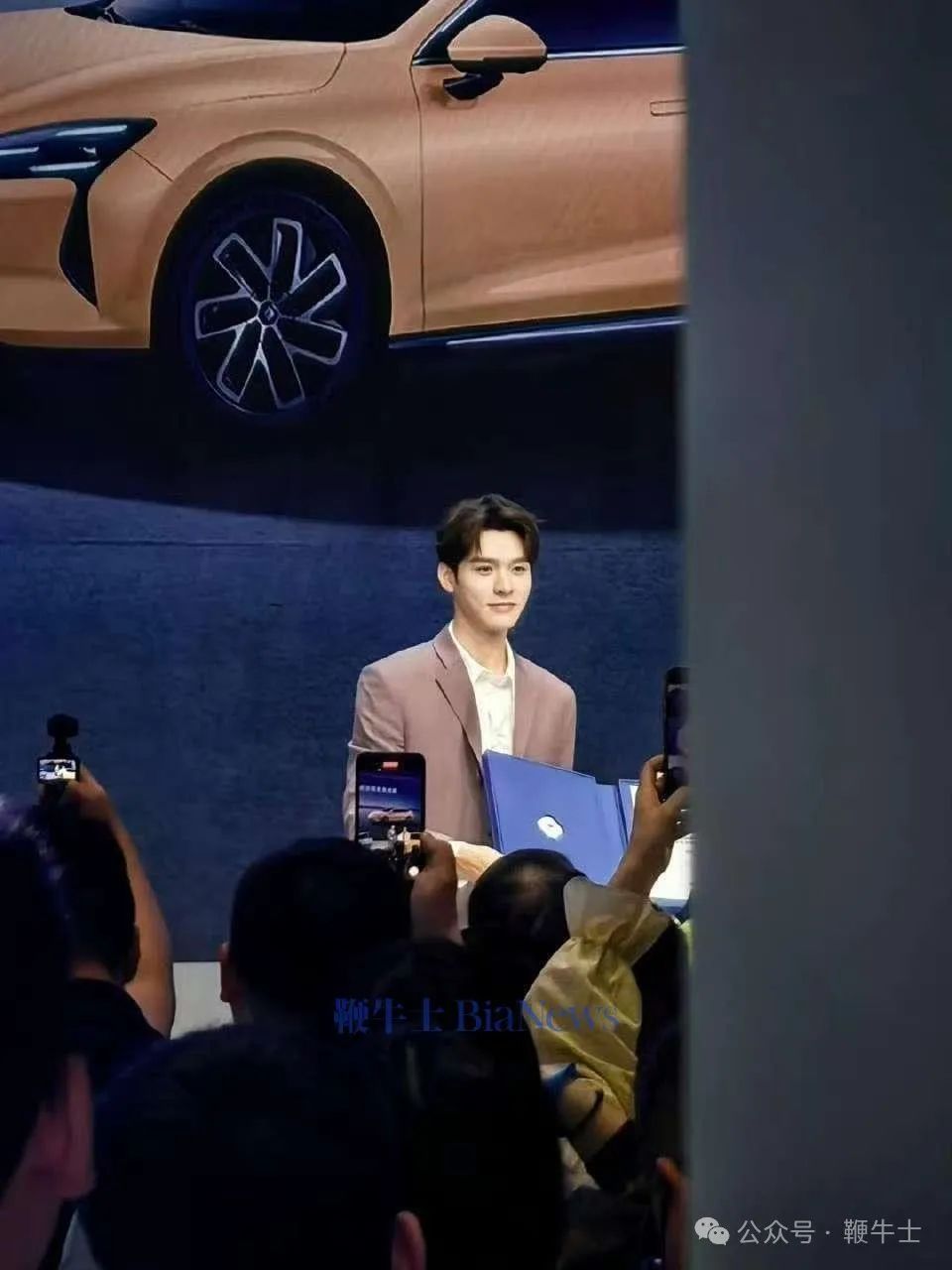 上海车展「车模」盘点：小鹏机器人吸睛	，比亚迪派出悟空