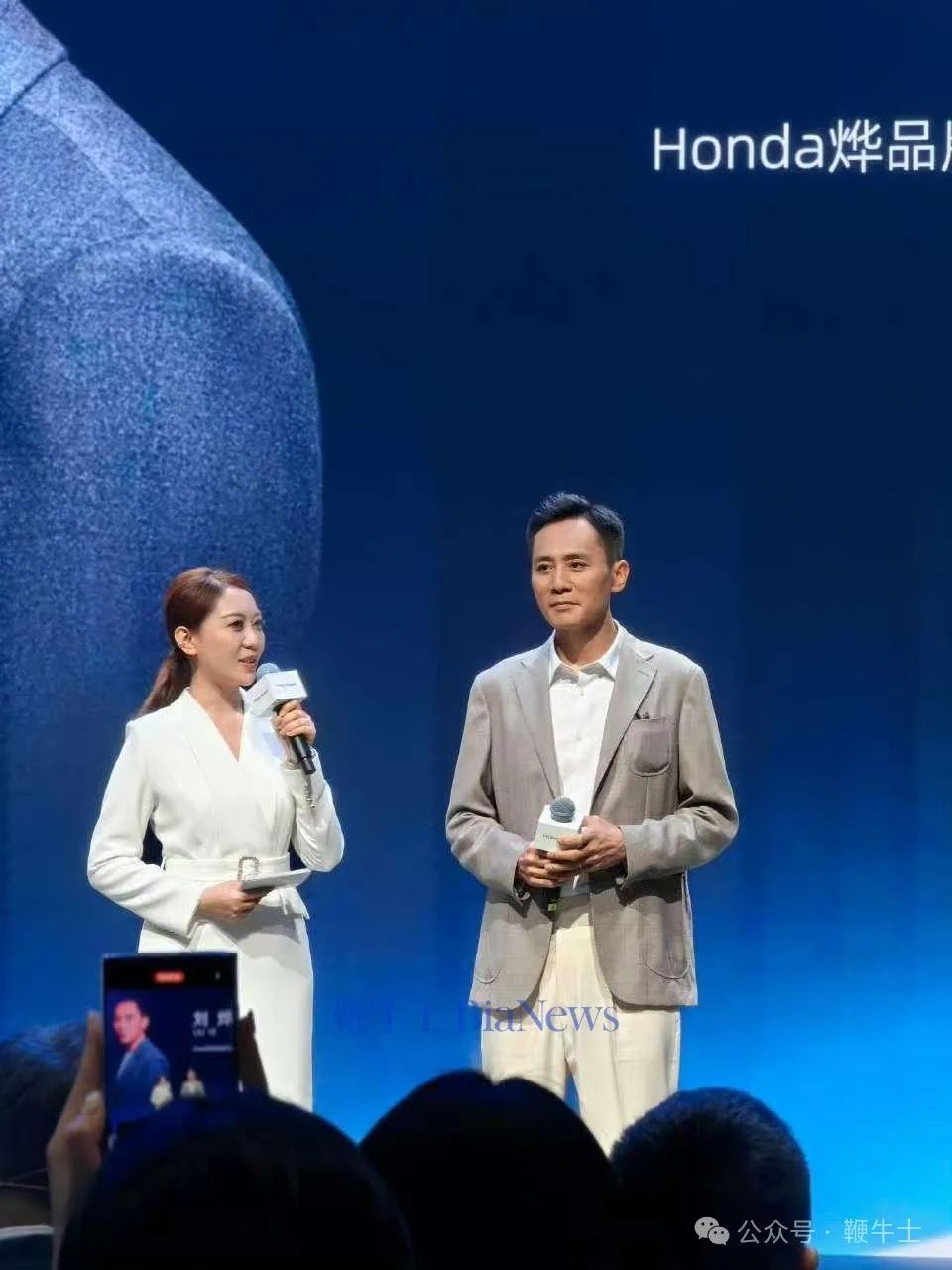 上海车展「车模」盘点：小鹏机器人吸睛	，比亚迪派出悟空